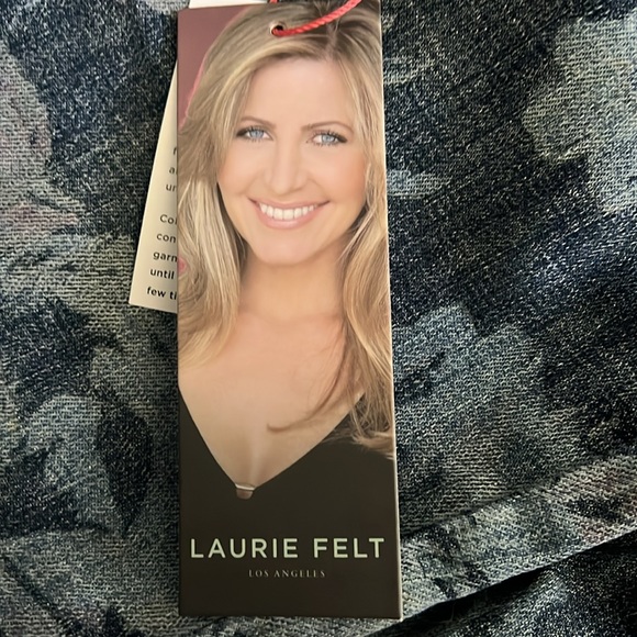 Beautiful pattern, NWT jeans - Picture 3 of 4